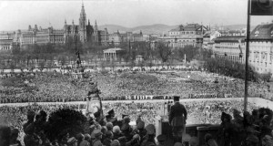 Adolf Hitler taler til 200 000 tilskuere på Heldenplatz i Wien.