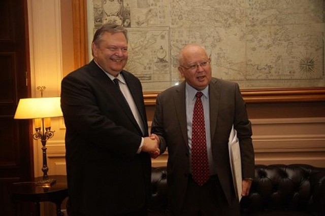 Den greske utenriksministeren, Evangelos Venizelos, sammen med den israelske ambassadøren Aryeh Mekel.