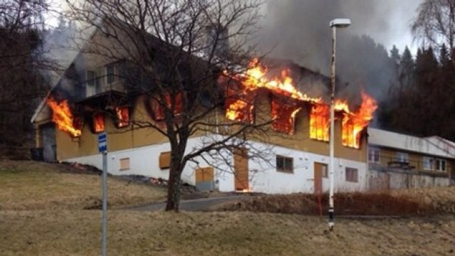 Fra april i år: Borkenes asylmottak brant ned.