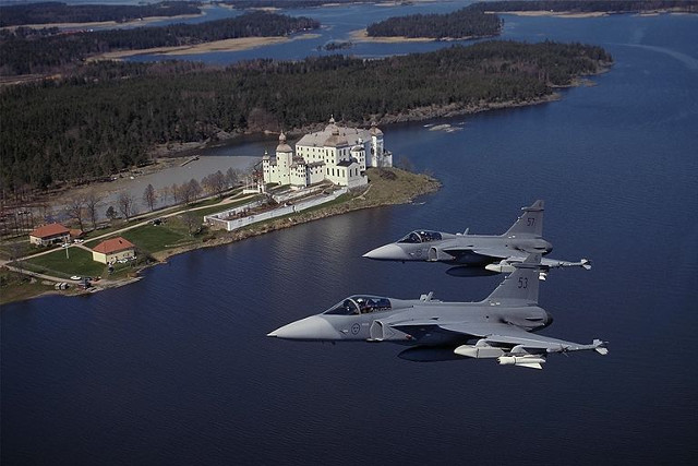 JAS over Läckö slott.