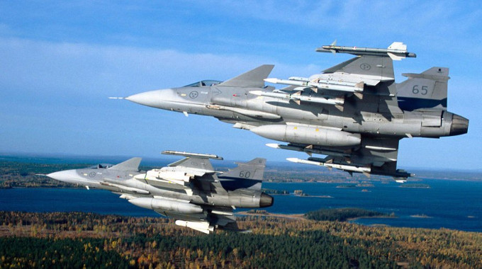 JAS 39 Gripen med full våpenlast.