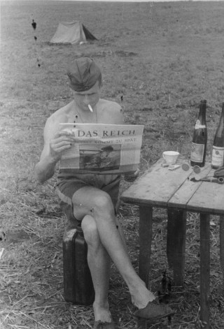 En lesende Wehrmacht-soldat i Sovjetunionen, 1941.
