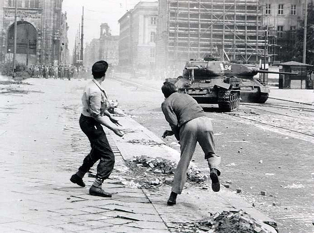 Sovjetiske stridsvogner i Berlin.