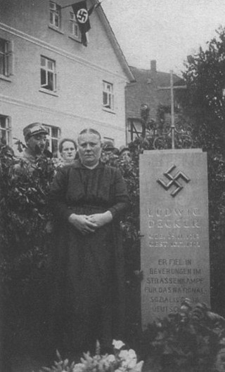 Ludwig Deckers mor ved sin sønns grav.