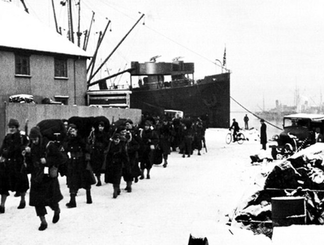 Amerikanske tropper ankommer Reykjavik.