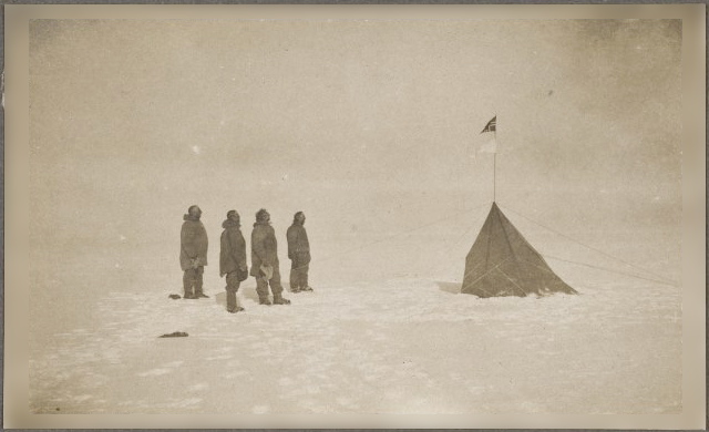 Fra venstre: Roald Amundsen, Helmer Hanssen, Sverre Hassel og Oscar Wisting planter det norske flagget på Sydpolen i desember 1911. Bildet er tatt av Olav Bjaaland.