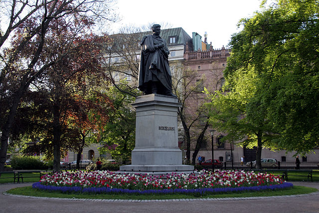 Statue av Berzelius i Berzelii park i Stockholm.