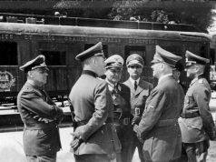 Den tyske delegasjonen (fra venstre): Ribbentrop, Keitel, Göring, Hess, Hitler, Raeder (skjult) og von Brauchitsch.