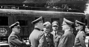 Den tyske delegasjonen (fra venstre): Ribbentrop, Keitel, Göring, Hess, Hitler, Raeder (skjult) og von Brauchitsch.