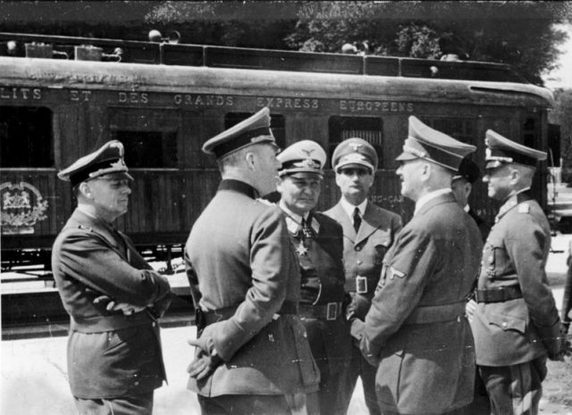 Den tyske delegasjonen (fra venstre): Ribbentrop, Keitel, Göring, Hess, Hitler, Raeder (skjult) og von Brauchitsch.