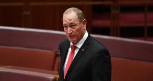 Fraser Anning er medlem av Australias senat hvor han representerer delstaten Queensland.